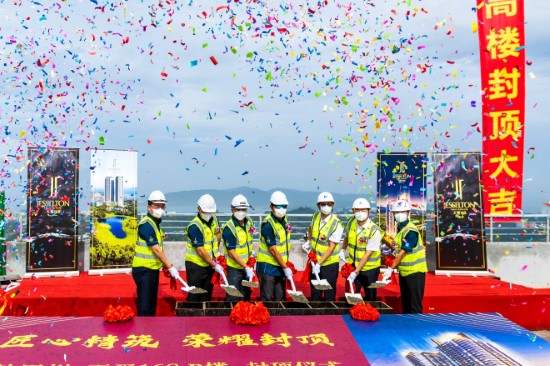 中建承建的马来西亚亚庇双子塔项目B楼封顶1.jpg