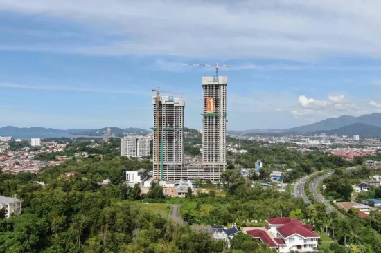 中建承建的马来西亚亚庇双子塔项目B楼封顶2.png