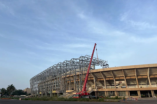 桑戈尔体育场钢罩棚主桁架全部完成吊装1.jpg