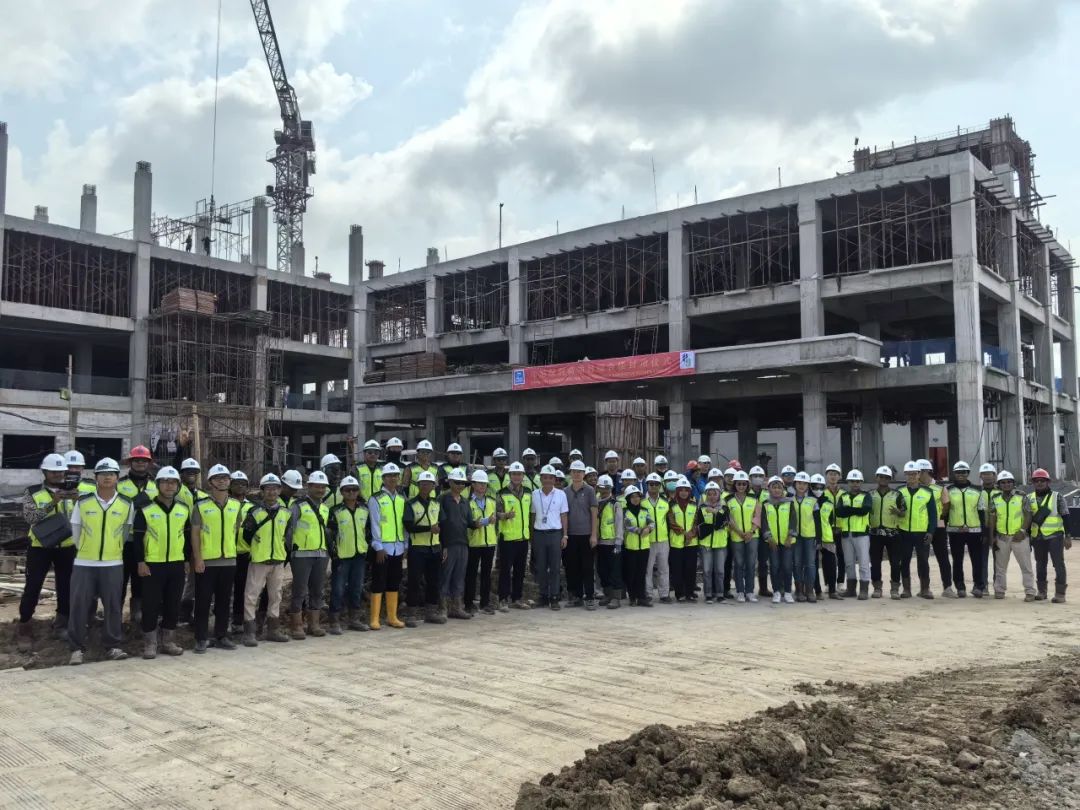 中建印尼保利高工厂项目二期C3办公楼单体顺利封顶1.jpg