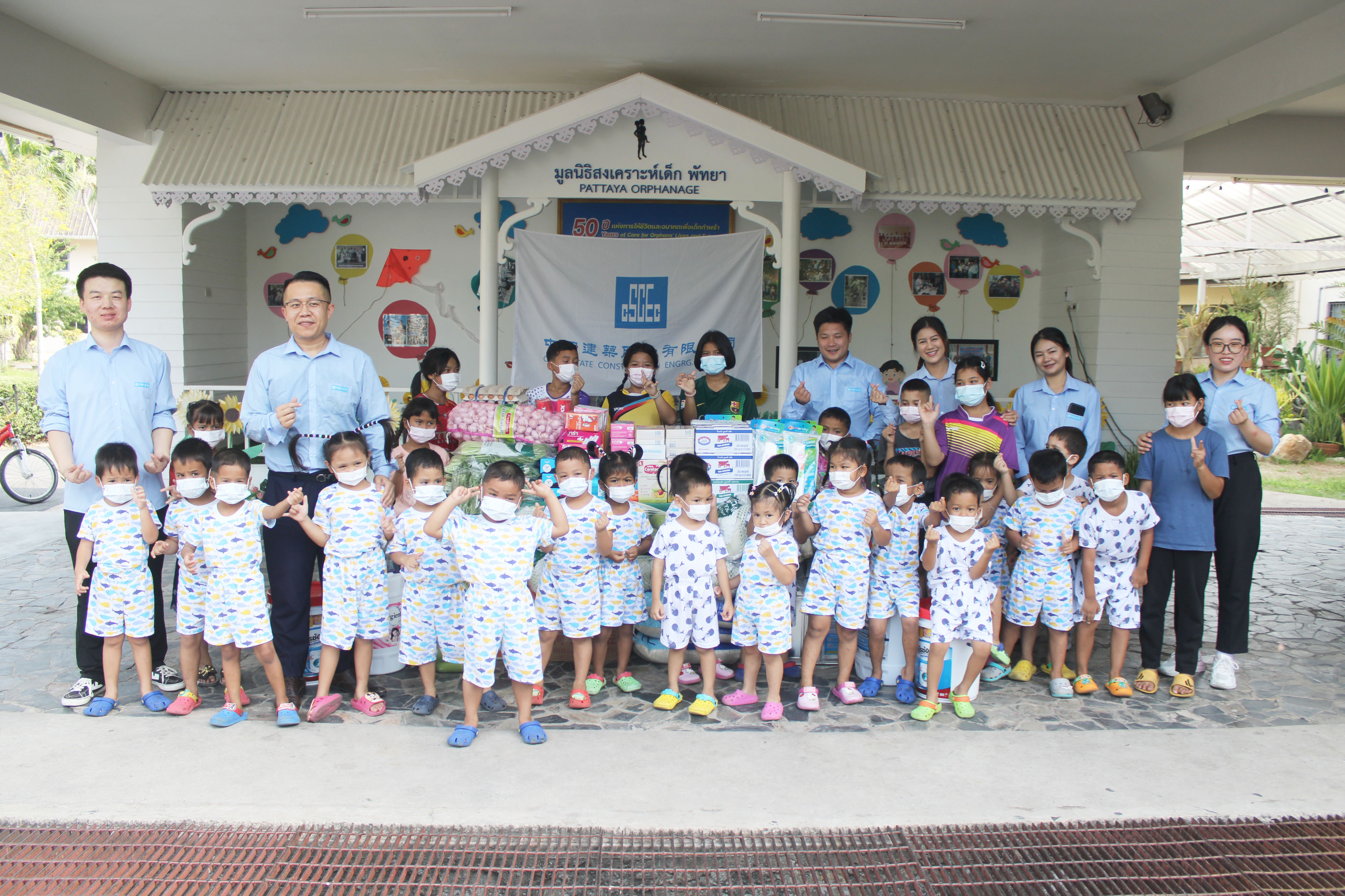 中国建筑中泰青年赴泰国芭提雅孤儿院开展志愿服务1.jpg