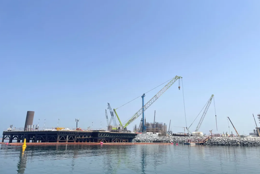 中国建筑R10132F迪拜岛跨海桥项目首根海上工作桩浇筑完成 1.png 中国建筑R10132F迪拜岛跨海桥项目首根海上工作桩浇筑完成 1.png