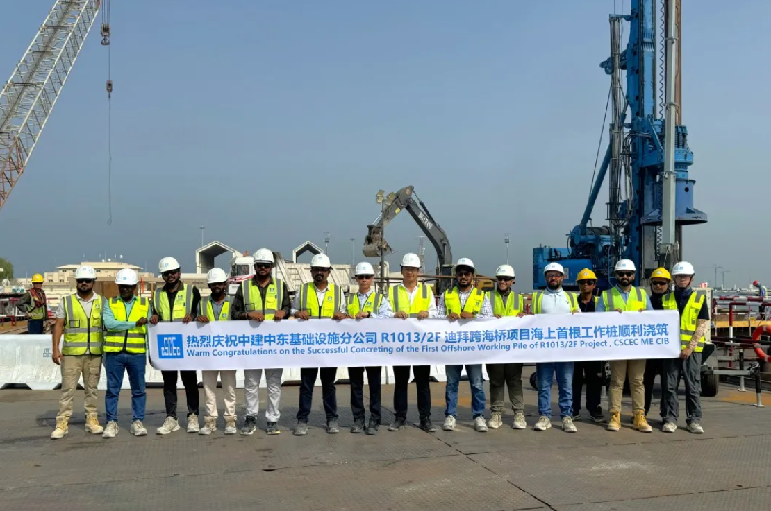 中国建筑R10132F迪拜岛跨海桥项目首根海上工作桩浇筑完成 2.png 中国建筑R10132F迪拜岛跨海桥项目首根海上工作桩浇筑完成 2.png