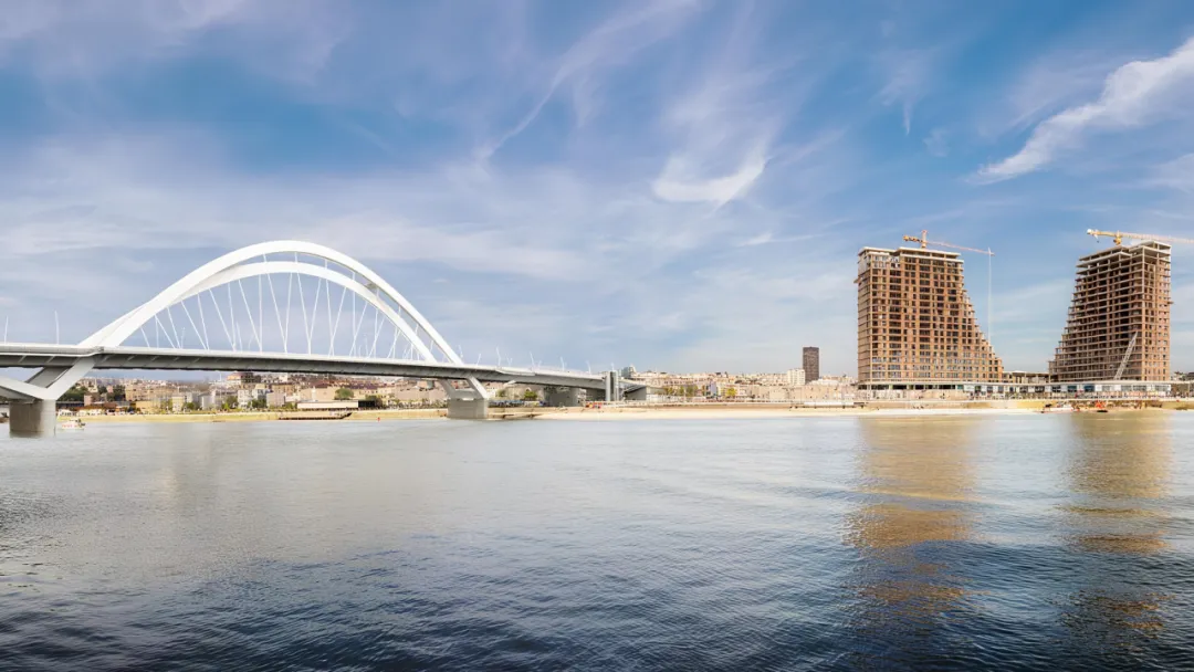 中国建筑塞尔维亚首都新地标钢结构首吊2.png 中国建筑塞尔维亚首都新地标钢结构首吊2.png