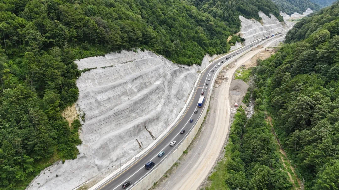 格鲁吉亚E60高速项目F1标段右幅顺利通车.JPG