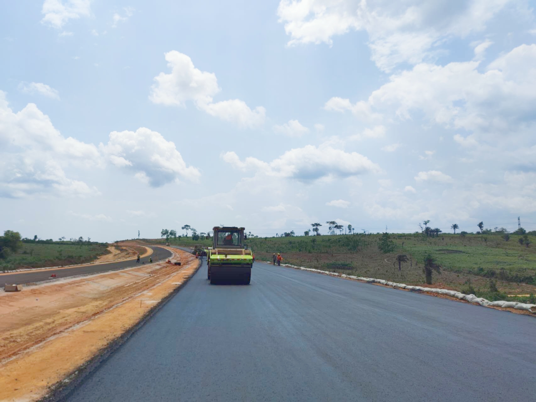 科特迪瓦阿比让环城高速公路Y4-3期项目沥青GB层全线贯通.jpg 科特迪瓦阿比让环城高速公路Y4-3期项目沥青GB层全线贯通.jpg