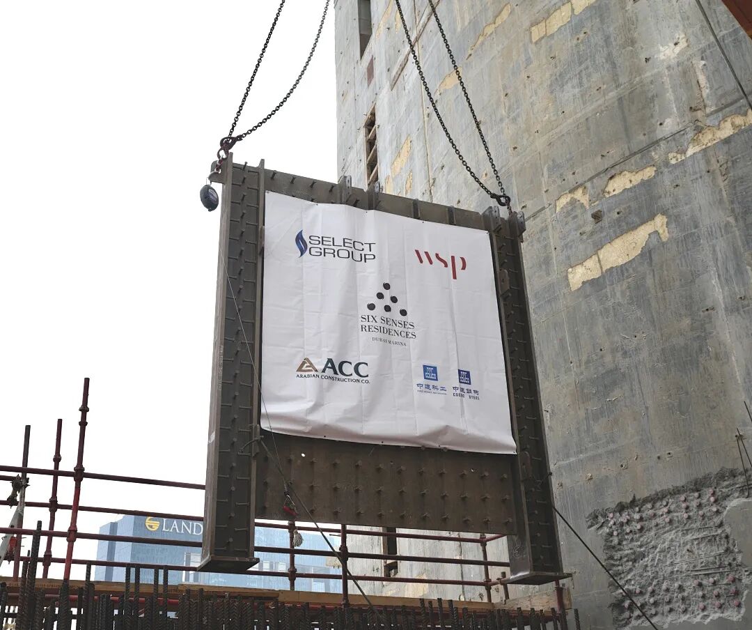 中国建筑完成迪拜六善超高层公寓钢结构首吊1.jpg