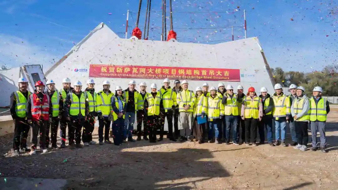 中国建筑塞尔维亚首都新地标钢结构首吊3.png 中国建筑塞尔维亚首都新地标钢结构首吊3.png