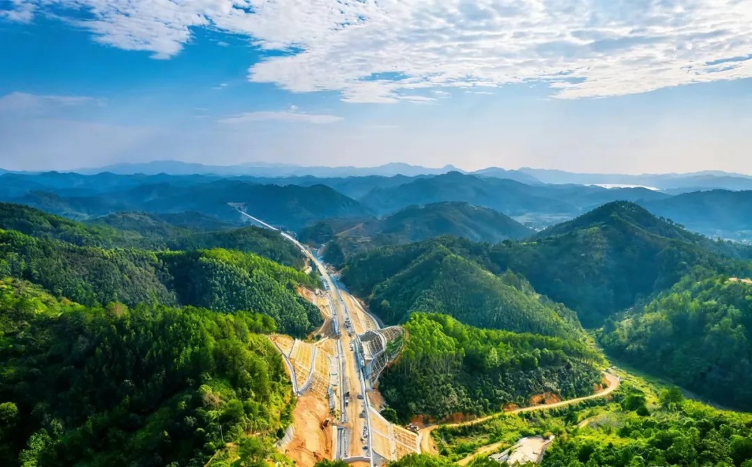 中建承建的柳梧铁路7标项目完成27公里无砟轨道施工(1).jpg 中建承建的柳梧铁路7标项目完成27公里无砟轨道施工(1).jpg