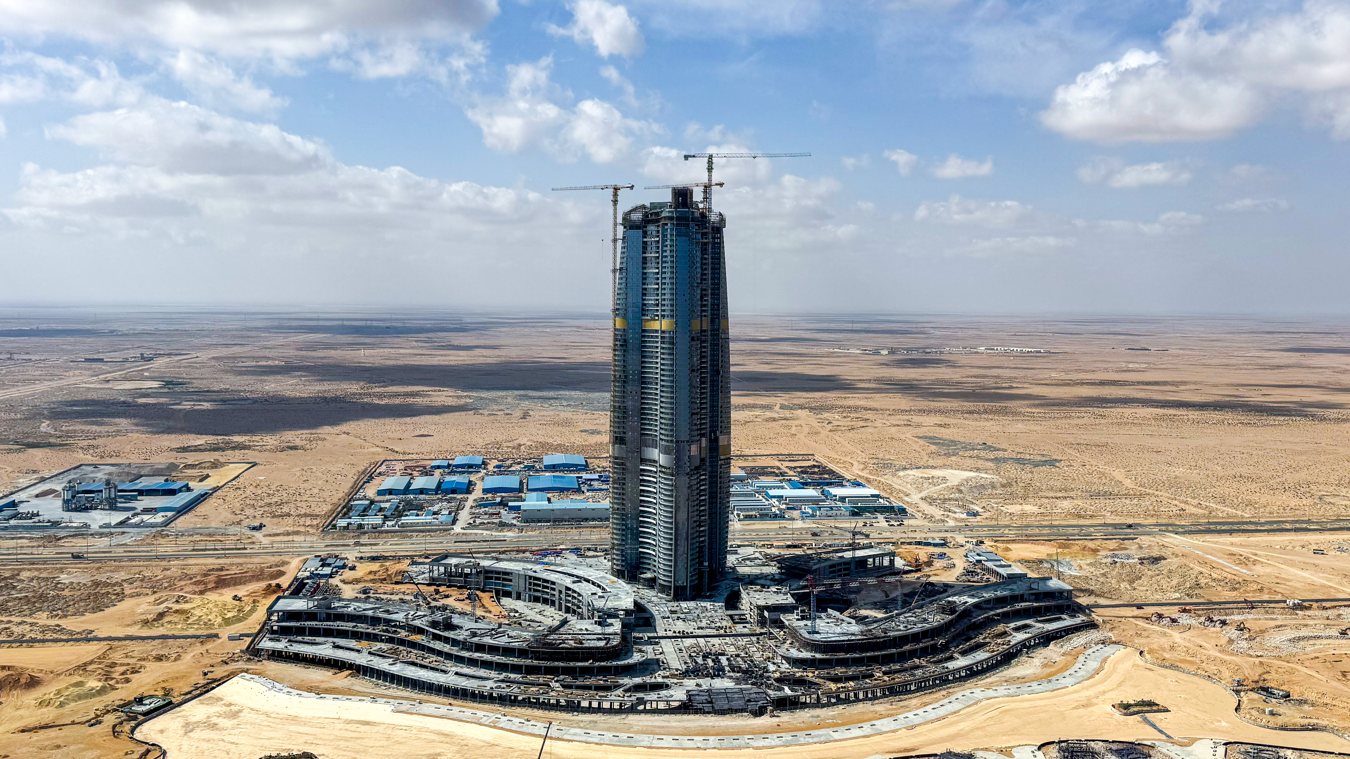 中国建筑承建的埃及阿拉曼T01标志塔裙房主体结构封顶(1).jpg 中国建筑承建的埃及阿拉曼T01标志塔裙房主体结构封顶(1).jpg