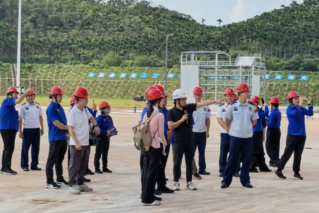 马来西亚民防局代表团走进中国建筑承建的国际综合消防应急救援实战训练基地项目观摩交流1.webp