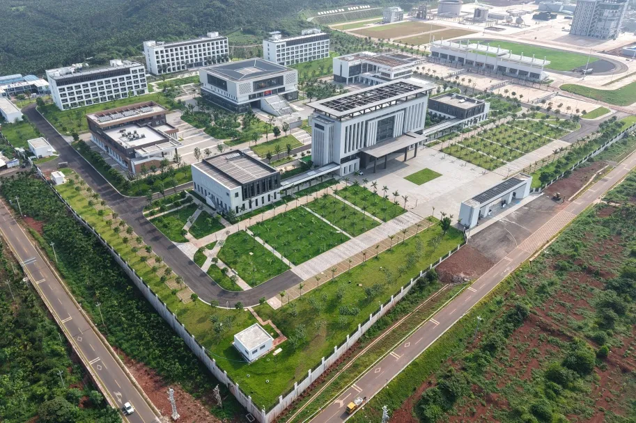 马来西亚民防局代表团走进中国建筑承建的国际综合消防应急救援实战训练基地项目观摩交流2.webp